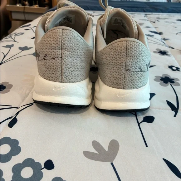 Women's Nike Run Defy running shoes with Nike shirt - Picture 6 of 8